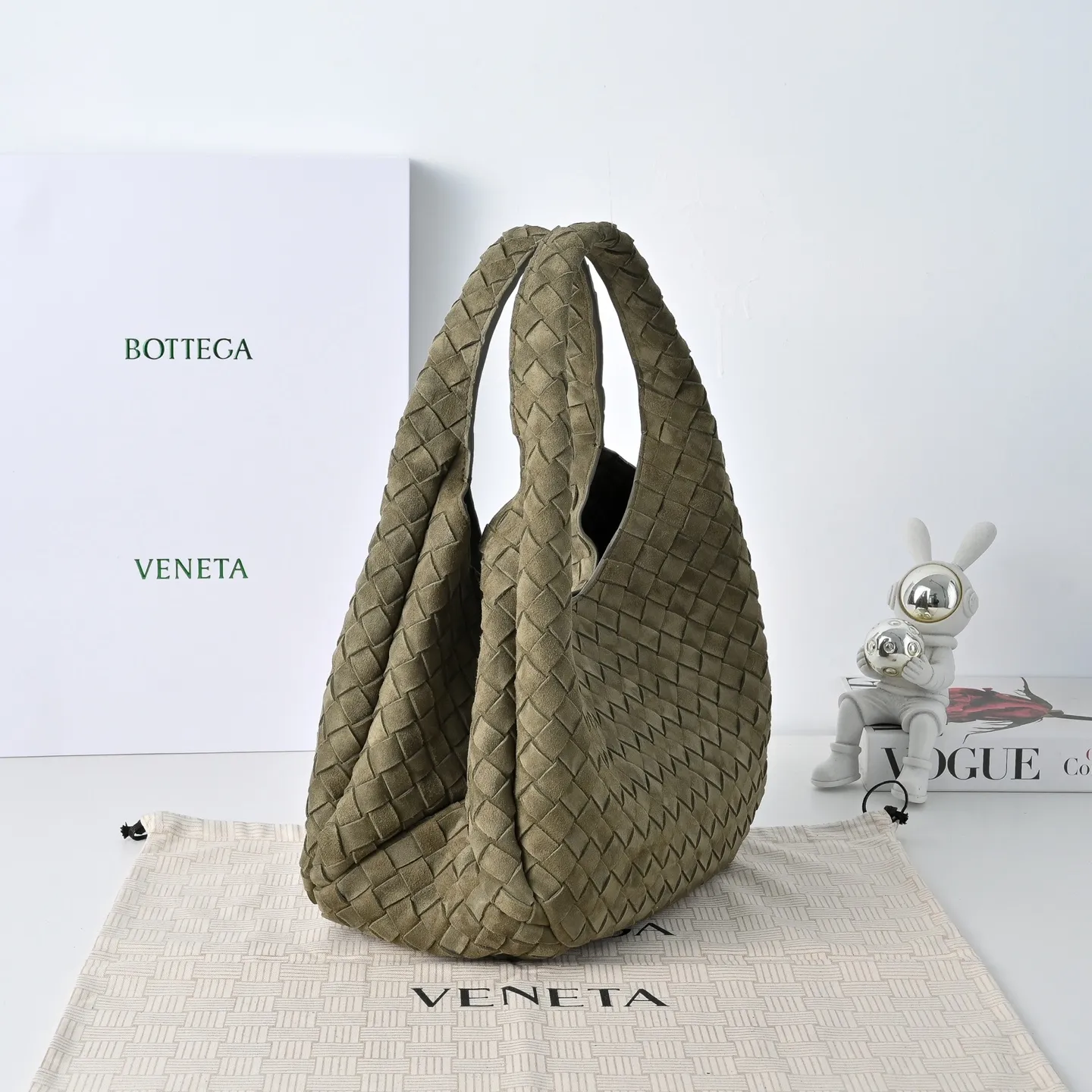 Batch 2160 BV new product suede Campana handbag The classic return of the Campana handbag is retro and charming ☄️Inspired by the classic collection of 2004🌟Each leather strip is made of two layers of Nappa lambskin🐏, showing the ultimate craftsmanship of full weaving inside and outside. The bag is super light, uses leather straps to open and close, and is equipped with a hidden magnetic buckle. It has two forms that can be switched, and the capacity is amazingly large. Whether it is for daily travel or to carry various small items✈️, it can be easily carried! Grab two hands for commuting and dating, and bring out French laziness🌤️ Model: 4249 Size: 33x20x16.5
